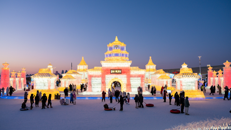 春節シーズンのハルビン「氷雪大世界」 光る氷の城が冬を祝祭に変える video poster