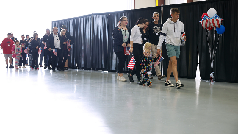 米国、白人南ア難民を月4500件処理へ　年上限7500人とのねじれ