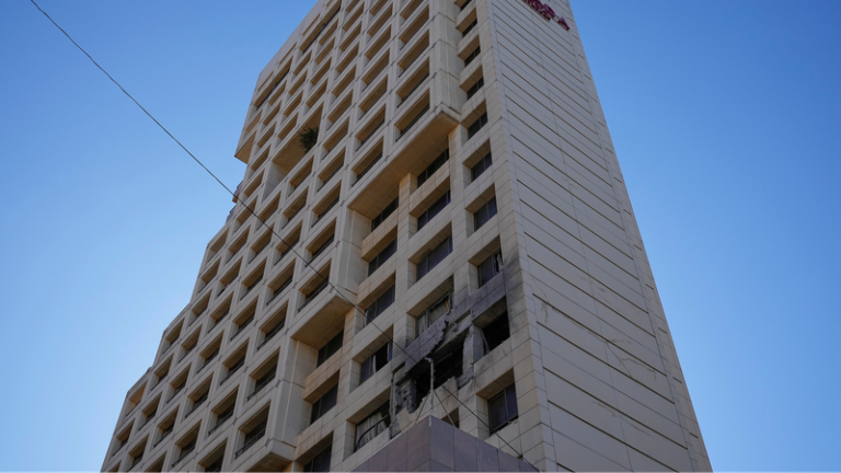 ベイルート中心部のホテル建物にイスラエル攻撃、4人死亡　子どもも負傷