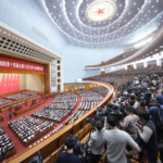 海外メディアの「両会」見出しが変化：2025の対立から2026の安定・リスク管理へ