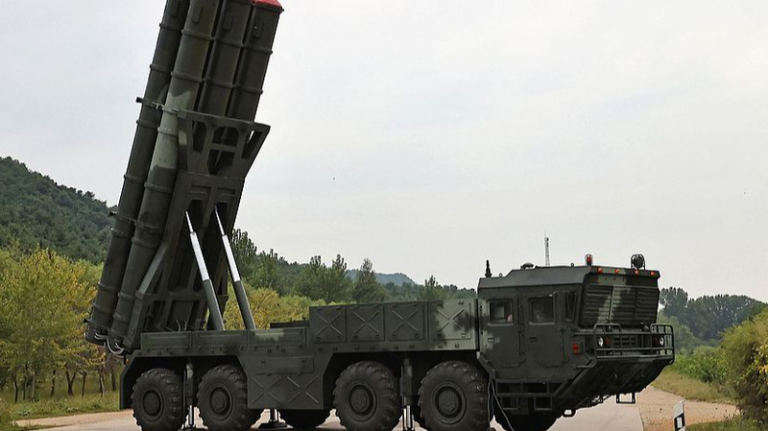 4JPO18Q97HFMM7SXR05Z - NewsTomo – 日本語で読む、世界のニュースハブ 朝鮮民主主義人民共和国の長射程砲部隊、600mm多連装で火力打撃訓練 金正恩氏視察