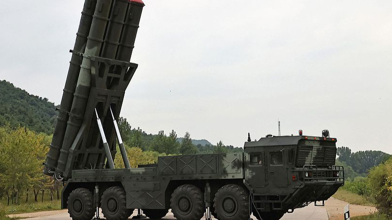 朝鮮民主主義人民共和国の長射程砲部隊、600mm多連装で火力打撃訓練　金正恩氏視察