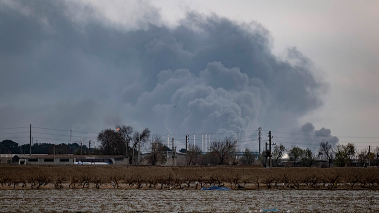 中東で攻撃と報復が連鎖、王毅外相「最優先は早期停戦」 video poster