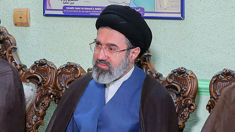イラン最高指導者にモジタバ・ハメネイ氏　低い露出と「側近」像を整理