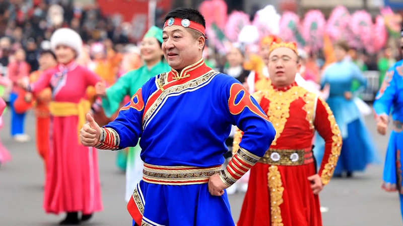 新疆の元宵節「社火」にロボットとドローン、伝統芸能がハイテクで進化 video poster