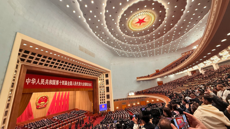 中国経済2026、両会で示された成長目標—AIと消費が映す「構造転換」