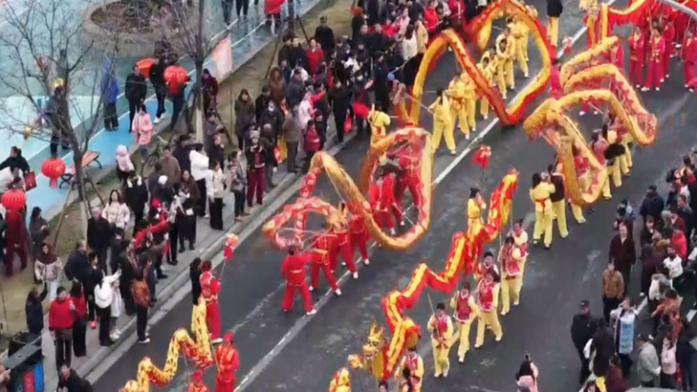 中国本土・湖南省益陽で元宵節パレード　伝統芸能が街を彩る（3月3日） video poster