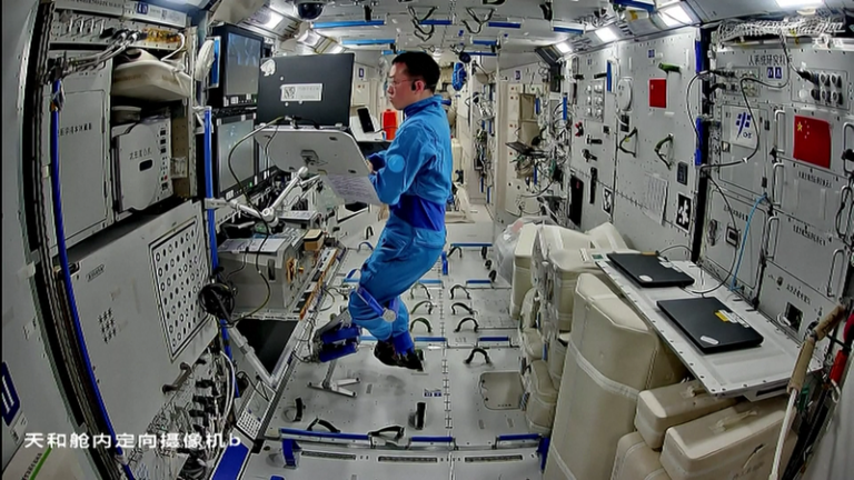 神舟21号、天宮で宇宙医学を加速　尿分析と脳波で長期滞在の影響探る
