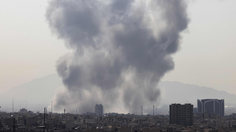 米国とイスラエル、イランへの共同軍事行動　中東で空域閉鎖も video poster