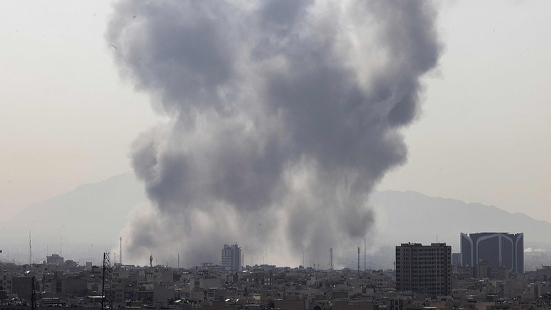 米国とイスラエル、イランへの共同軍事行動　中東で空域閉鎖も video poster