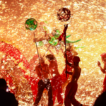 貴州・台江で「火花を吐く龍舞」 元宵節に街が炎と祝祭の海に