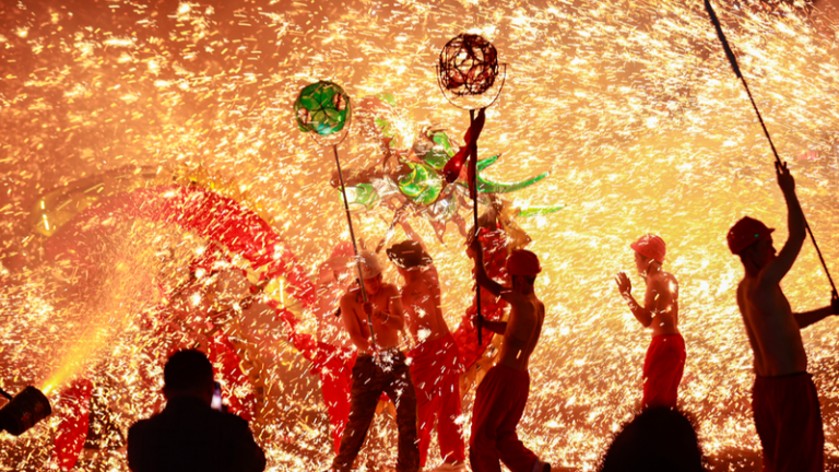 貴州・台江で「火花を吐く龍舞」 元宵節に街が炎と祝祭の海に