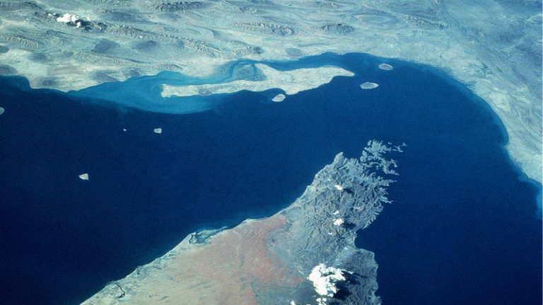 ホルムズ海峡とは何か：イラン「閉鎖」発言で注目、影響と現実味を整理