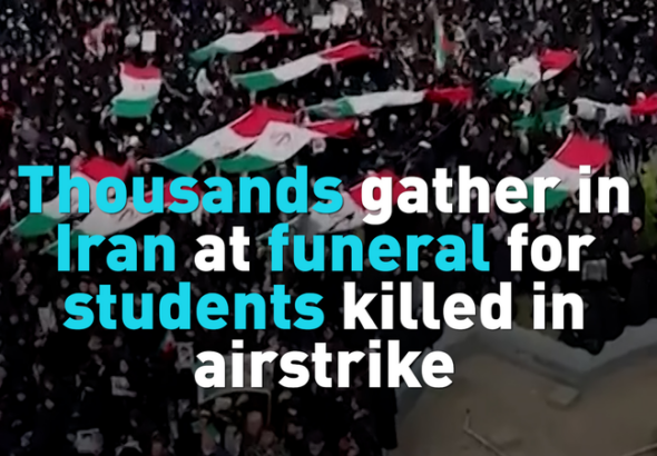 イラン南部ミナブで合同葬、空爆で死亡の女子生徒と教職員に数千人が別れ video poster