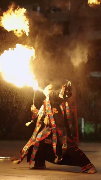 海南の黎族「火の舞」—飛び散る火花を跳ぶ古代の火の儀礼 video poster