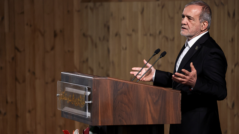 イラン大統領、国防相代行にエブン・アルレザ氏　空爆後の体制立て直し