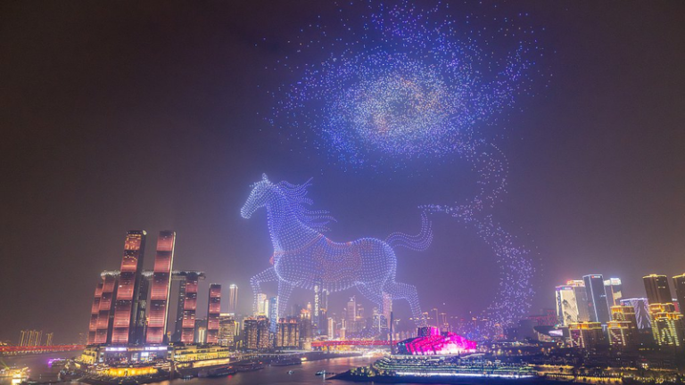 ドローンライトショー最前線：夜空を描く技術とアート、新しい職業の誕生