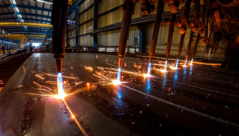 中国経済、過去5年で「新たな高みに」—全人代で中国首相がGDP拡大を報告