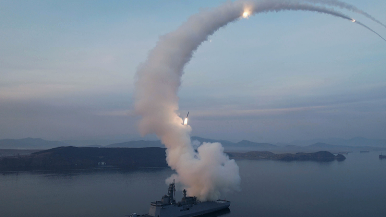 北朝鮮が東方向へ飛翔体発射、韓国軍が分析　米韓演習と重なる