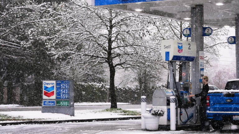 ホルムズ海峡封鎖で原油100ドル超、IEA「史上最大の供給ショック」