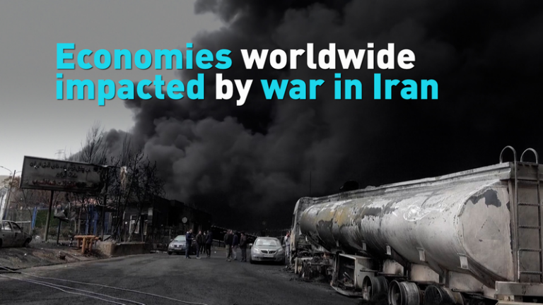 ホルムズ海峡が2週間「実質閉鎖」—イラン紛争でエネルギーと海運が動揺 video poster