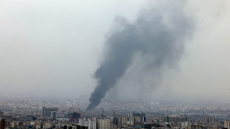 中東情勢が緊迫：2月28日の対イラン共同攻撃後、報復の応酬と中国の呼びかけ video poster