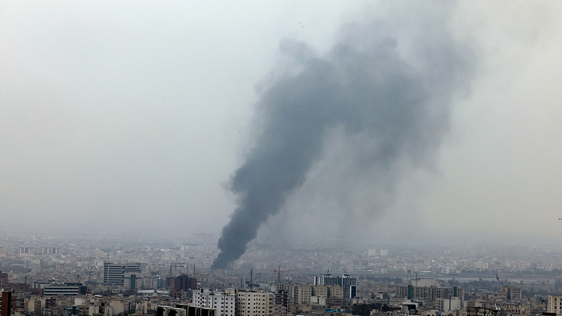 中東情勢が緊迫：2月28日の対イラン共同攻撃後、報復の応酬と中国の呼びかけ video poster