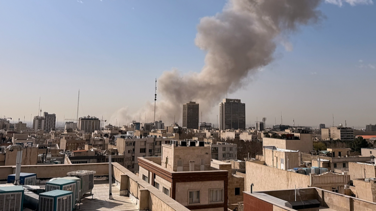 米・イスラエルの対イラン攻撃で緊張拡大 最高指導者死亡、報復と核協議が焦点に video poster