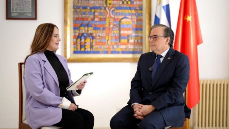 ウルグアイ大使が語る中国「両会」と第15次五カ年計画の世界的意味 video poster