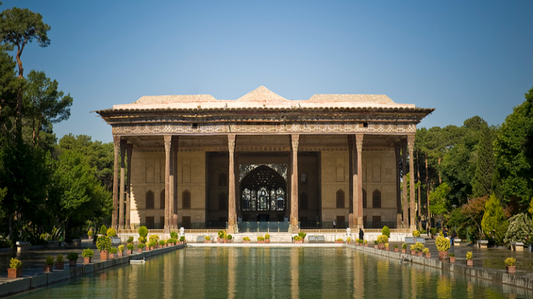 イスファハンの世界遺産チェヘル・ソトゥーン宮殿、攻撃で損傷と報道