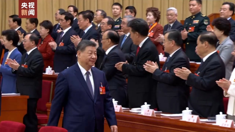 習近平主席が全人代年次会議の第2回全体会議に出席 video poster