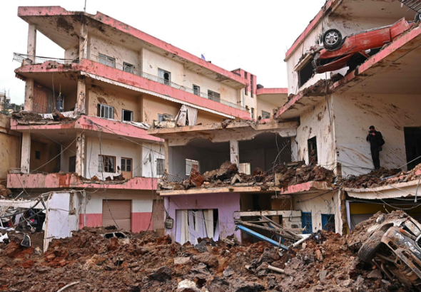 イスラエル軍がレバノンで空挺作戦、ヒズボラ拠点を空爆　緊張再燃