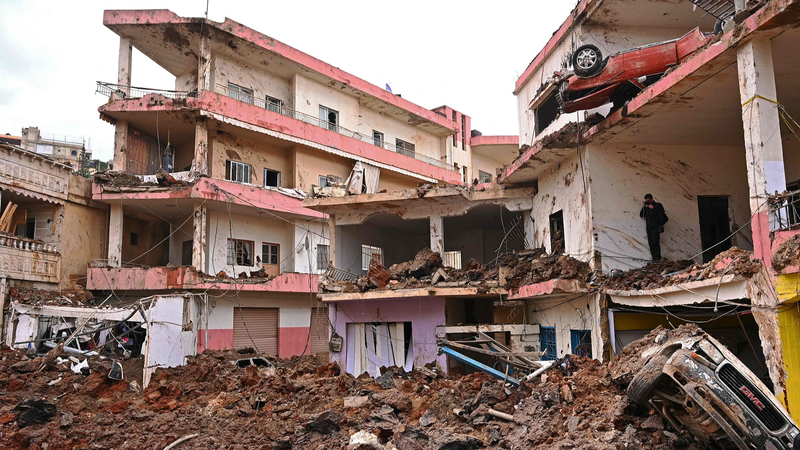 イスラエル軍がレバノンで空挺作戦、ヒズボラ拠点を空爆　緊張再燃