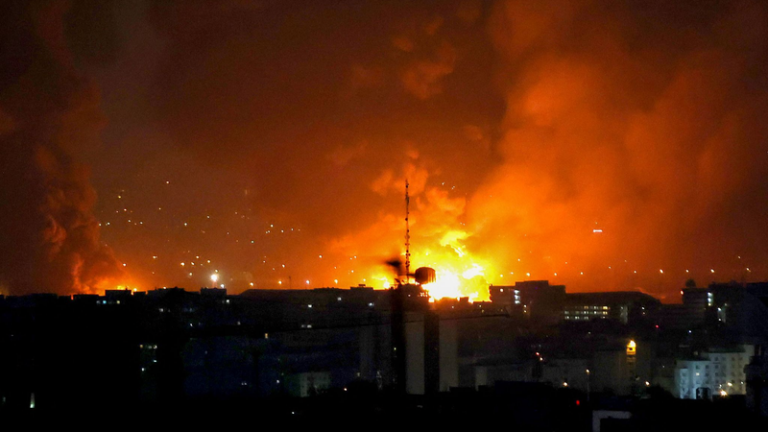 イラン、米空母リンカーンにミサイル発射と発表　トランプ氏「無条件降伏のみ」