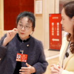 中国両会で注目の「民族団結」法案案、CPPCC委員が語る中国式アプローチ video poster