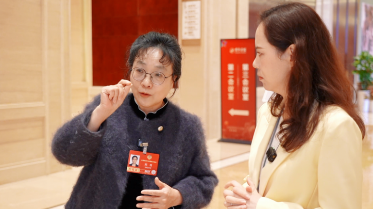 中国両会で注目の「民族団結」法案案、CPPCC委員が語る中国式アプローチ video poster