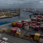 原油価格が11%急落、早期終結観測で反落も供給リスクは残る