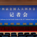 中国の全国人民代表大会、北京で経済テーマの記者会見を実施 video poster