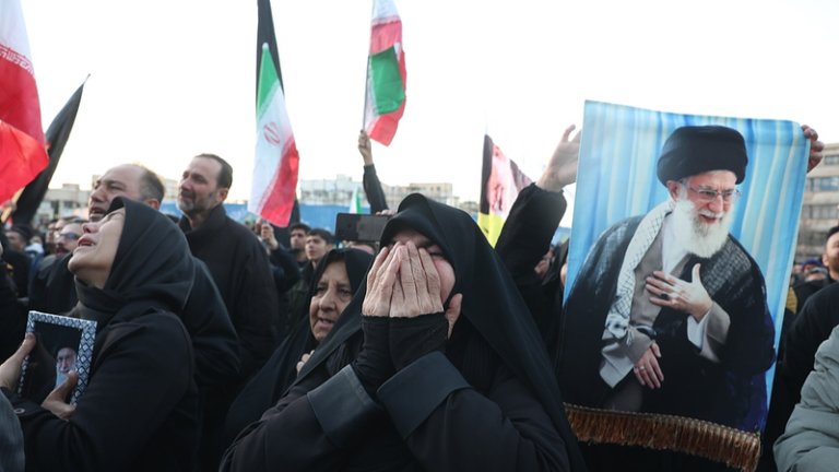 イラン最高指導者ハメネイ師死亡後、ホルムズ海峡閉鎖で緊張高まる—現地記者