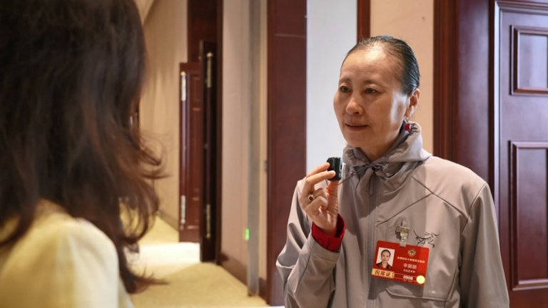 上海バレエ芸術監督・辛麗麗氏「芸術は公共へ」両会で語った美育と公益 video poster