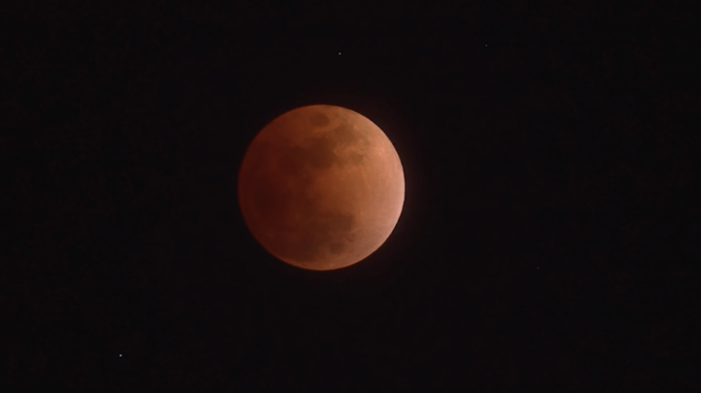 ランタンフェスティバルの夜、ウランハダ火山群に皆既月食の赤い月 video poster