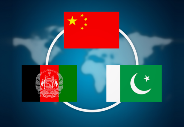 中国の王毅外相、アフガンとパキスタンに対話呼びかけ　早期停戦も促す