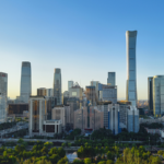 中国本土経済は外部ショックを耐え安定維持　李強・中国首相が政府活動報告