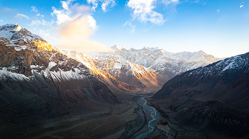 新疆の最西端で出会った“赤い飴”と、ラクダが動かす地域経済