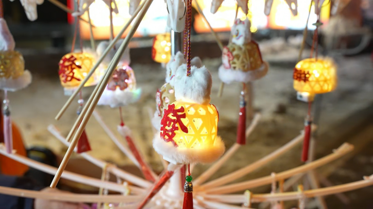 新疆ウイグル自治区カラマイ、元宵節の夜を彩る花火とランタン video poster