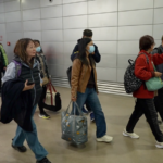 中東退避の台湾住民70人超が上海到着、中国本土経由で台北へ乗り継ぎ