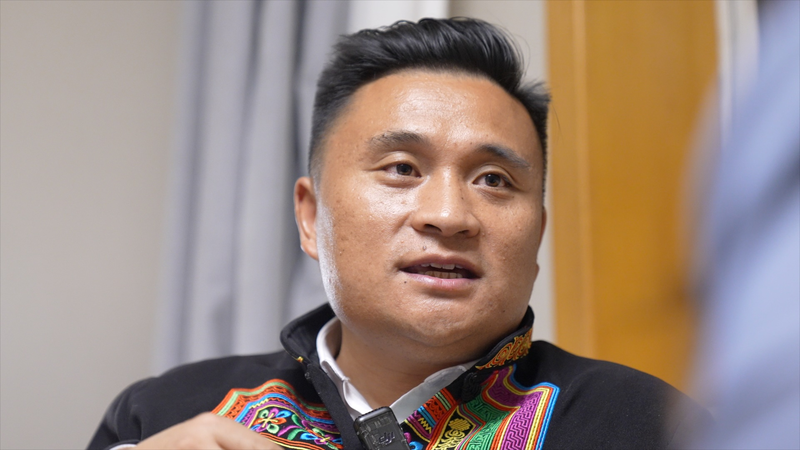 崖の村が3分でつながる——全国両会で語られた中国本土の農村振興 video poster