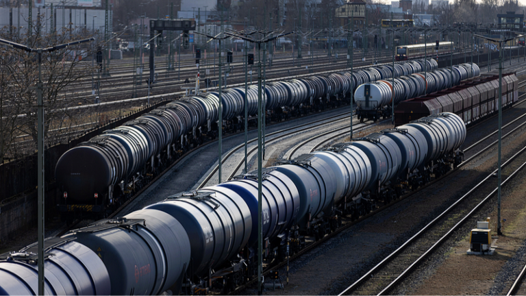 ホルムズ海峡が封鎖状態続く、原油99ドル超に—2026年3月の世界経済への波紋