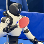 中国本土開発の有人卓球ロボットが55周年「卓球外交」記念イベントで鄧亞萍と対戦 video poster
