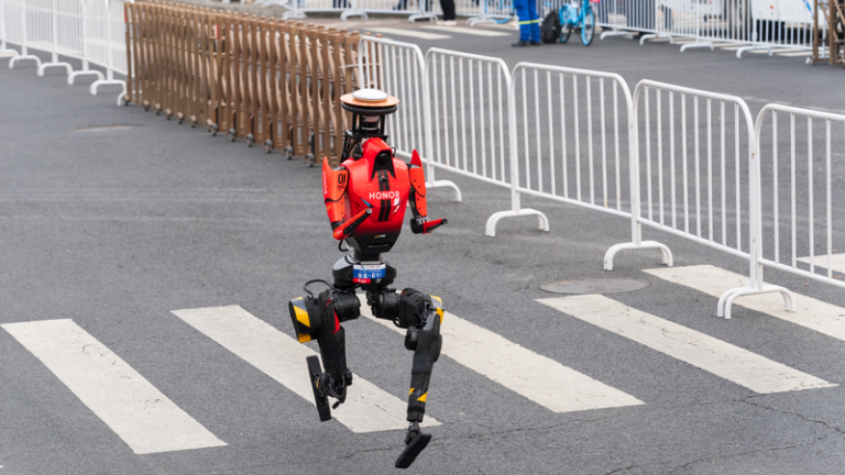 北京で歴史的瞬間：ヒューマノイドロボットがハーフマラソンで人間を制す